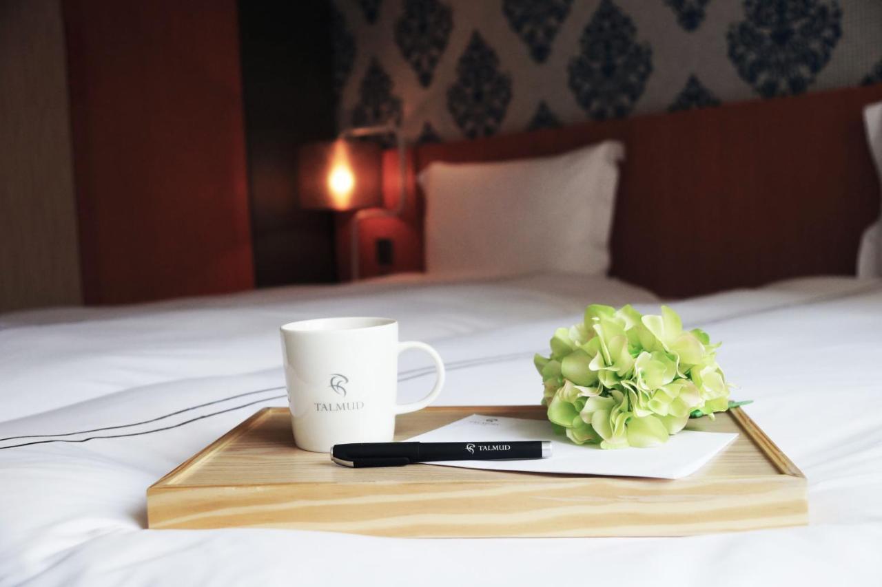 Talmud Hotel Yizhong Taichung Bagian luar foto